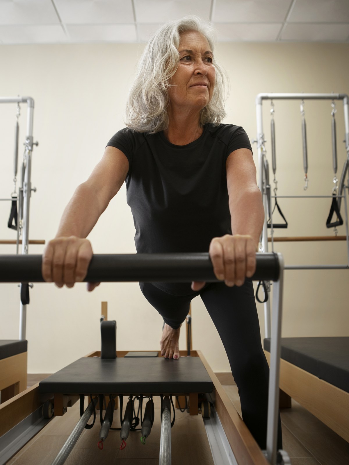 Mujer practicando Pilates Reformer en el estudio de Zenit